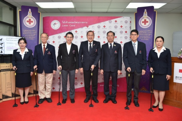 ไม้เท้าพระราชทาน_๒๐๑๒๑๕_31 Laser Pointer Canes for Patients with Parkinson’s