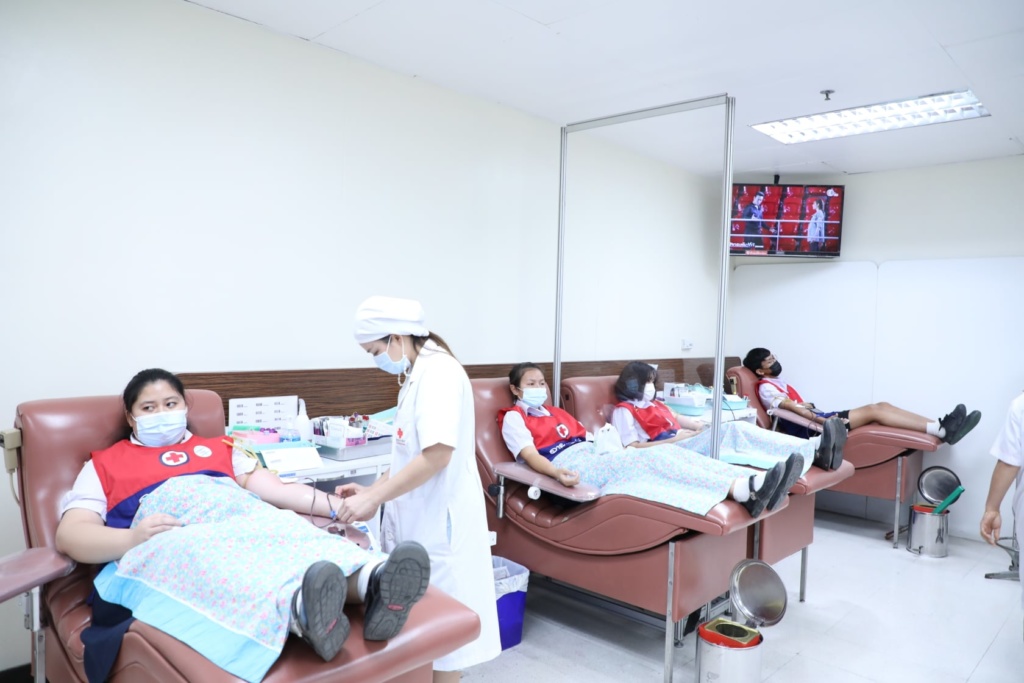 Blood Donation by Red Cross Youth Volunteers to Fight Against COVID-19 ...