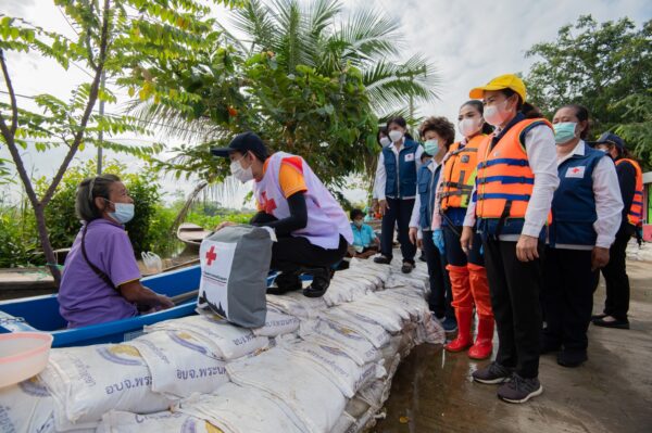 LINE_ALBUM_ลงพื้นที่ น้ำท่วม จ.อยุธยา_๒๒๑๑๐๗_24